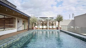 Una piscina al aire libre (de 10:00 a 20:00), tumbonas