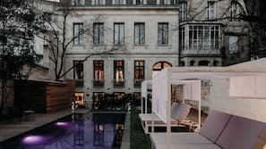 Una piscina al aire libre de temporada (de 8:00 a 20:00), sombrillas