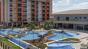 6 piscinas cubiertas, una piscina al aire libre de temporada, tumbonas