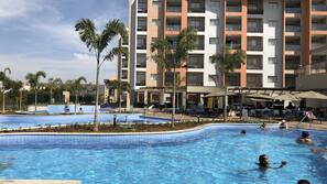 6 piscinas cubiertas, una piscina al aire libre de temporada, tumbonas