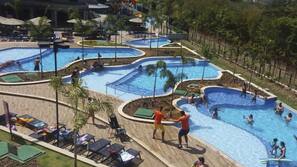 6 piscinas cubiertas, una piscina al aire libre de temporada, tumbonas