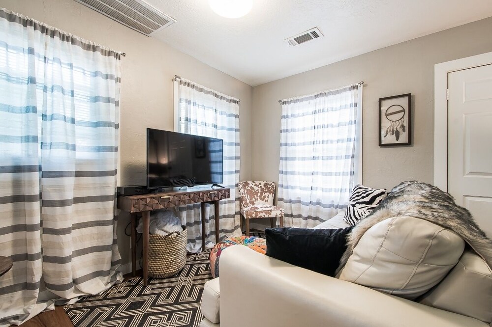 The SASSY Studiotwo blocks from Texas A&M Campus! College Station Vrbo