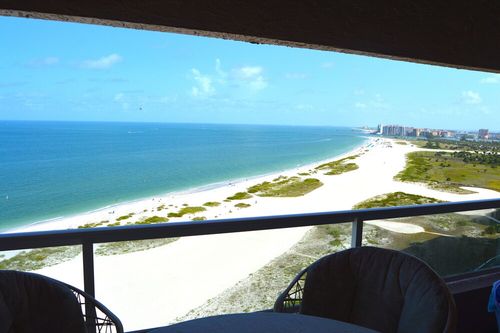 Newly Remodeled & Furnished Luxurious Beachfront Condo - Clearwater