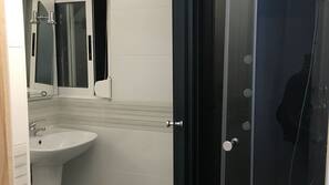 Een strijkplank/strijkijzer, gratis wifi, beddengoed