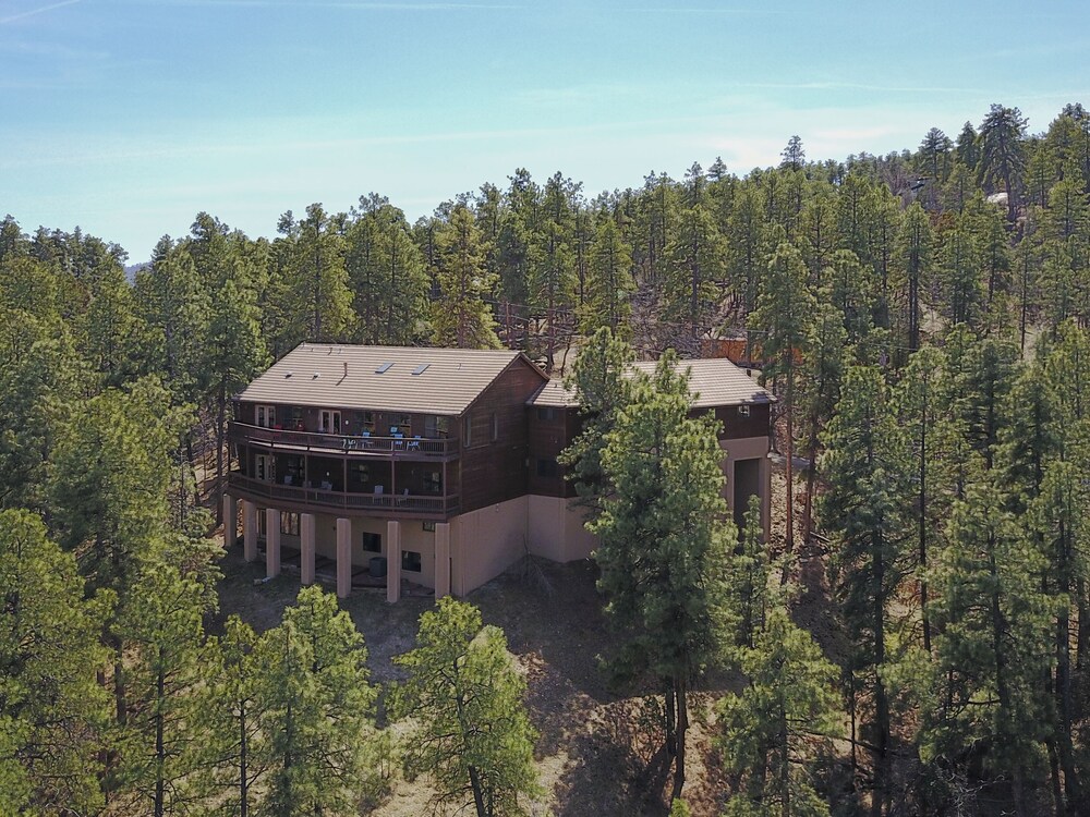 Breathtaking Treetop 5600 Square Foot Mountainside Lodge