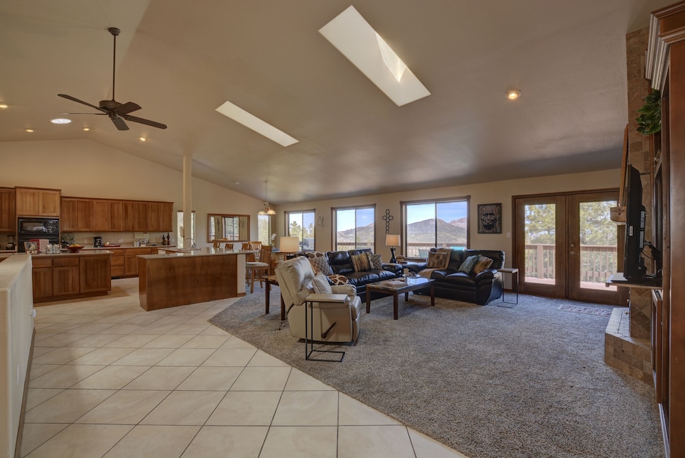 Breathtaking Treetop 5600 Square Foot Mountainside Lodge