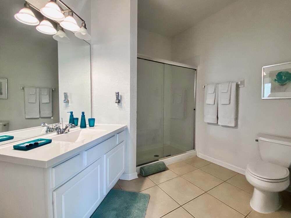 A real gem! Renovated Lake View Treasure by Pool. Near parks and conferences