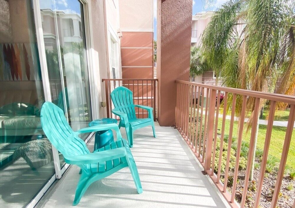 A real gem! Renovated Lake View Treasure by Pool. Near parks and conferences