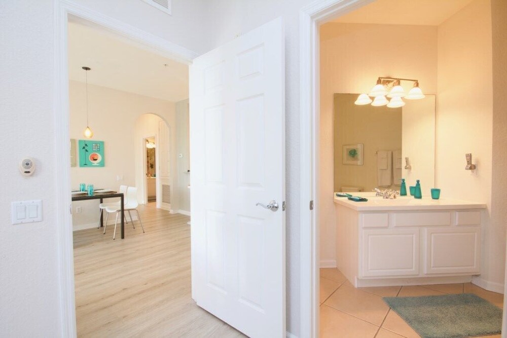 A real gem! Renovated Lake View Treasure by Pool. Near parks and conferences