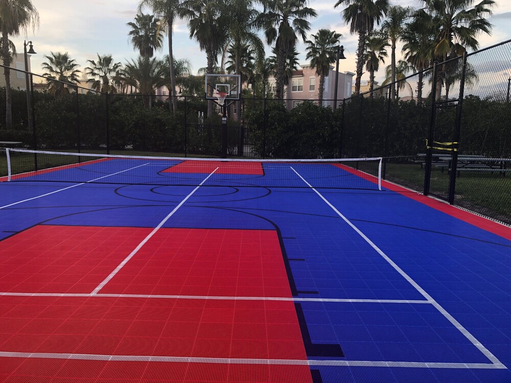 A real gem! Renovated Lake View Treasure by Pool. Near parks and conferences