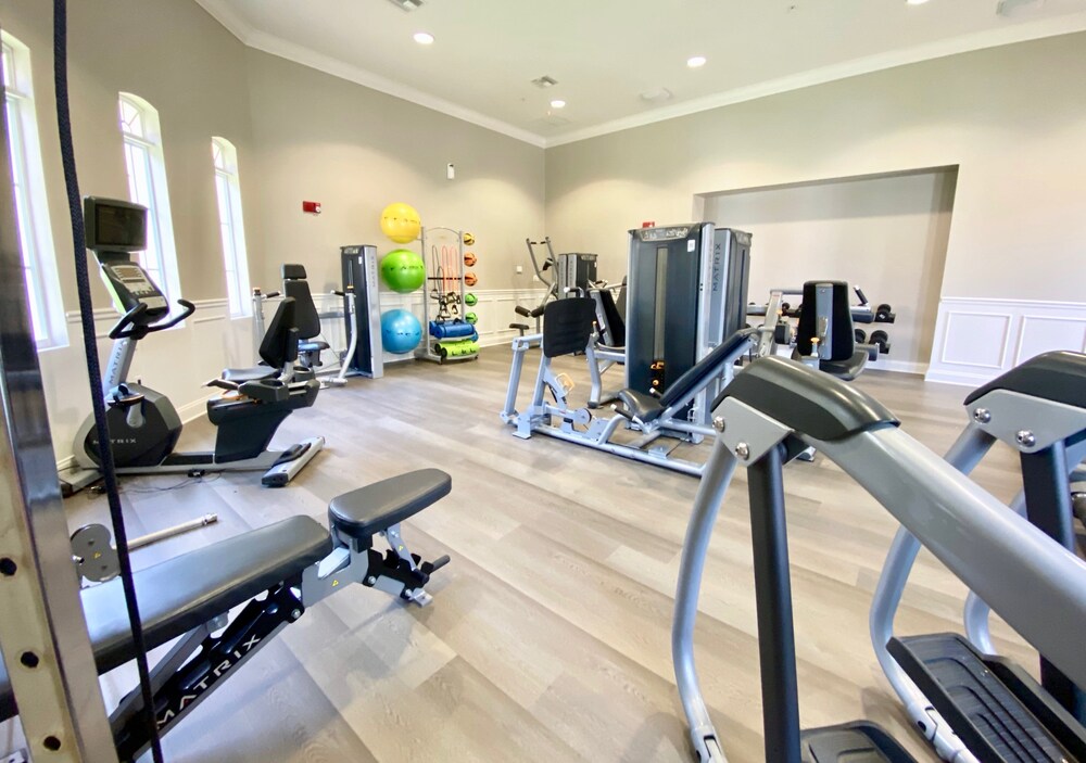 A real gem! Renovated Lake View Treasure by Pool. Near parks and conferences