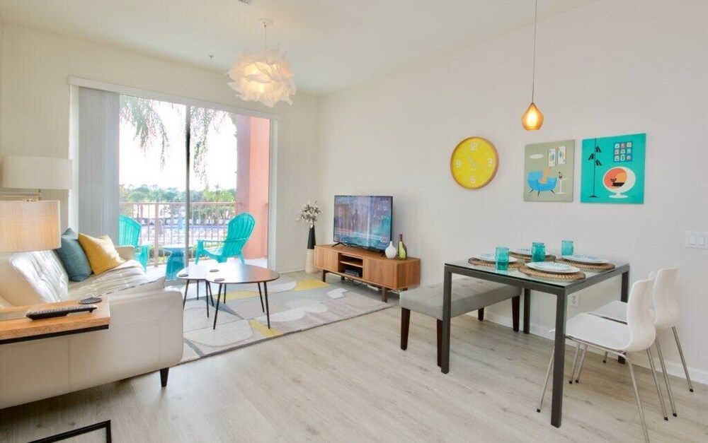 A real gem! Renovated Lake View Treasure by Pool. Near parks and conferences