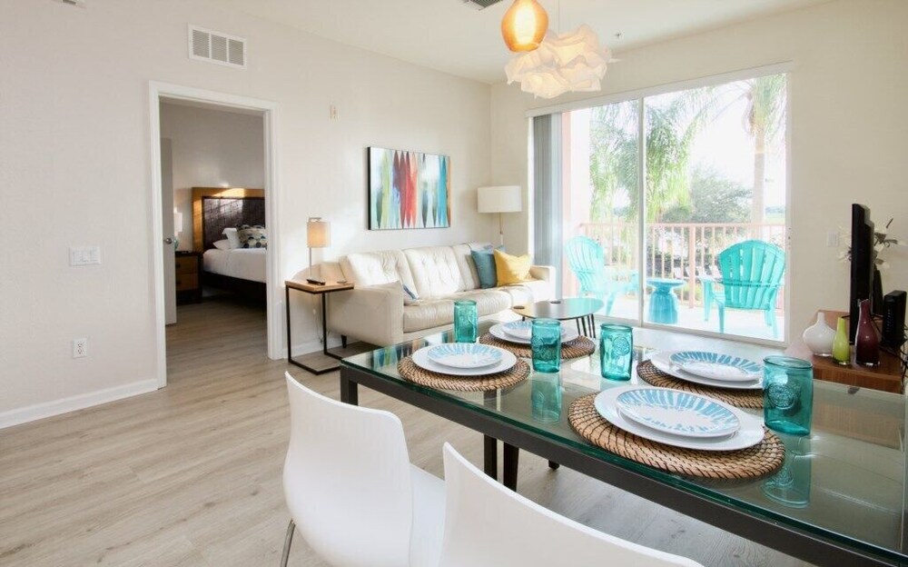 A real gem! Renovated Lake View Treasure by Pool. Near parks and conferences