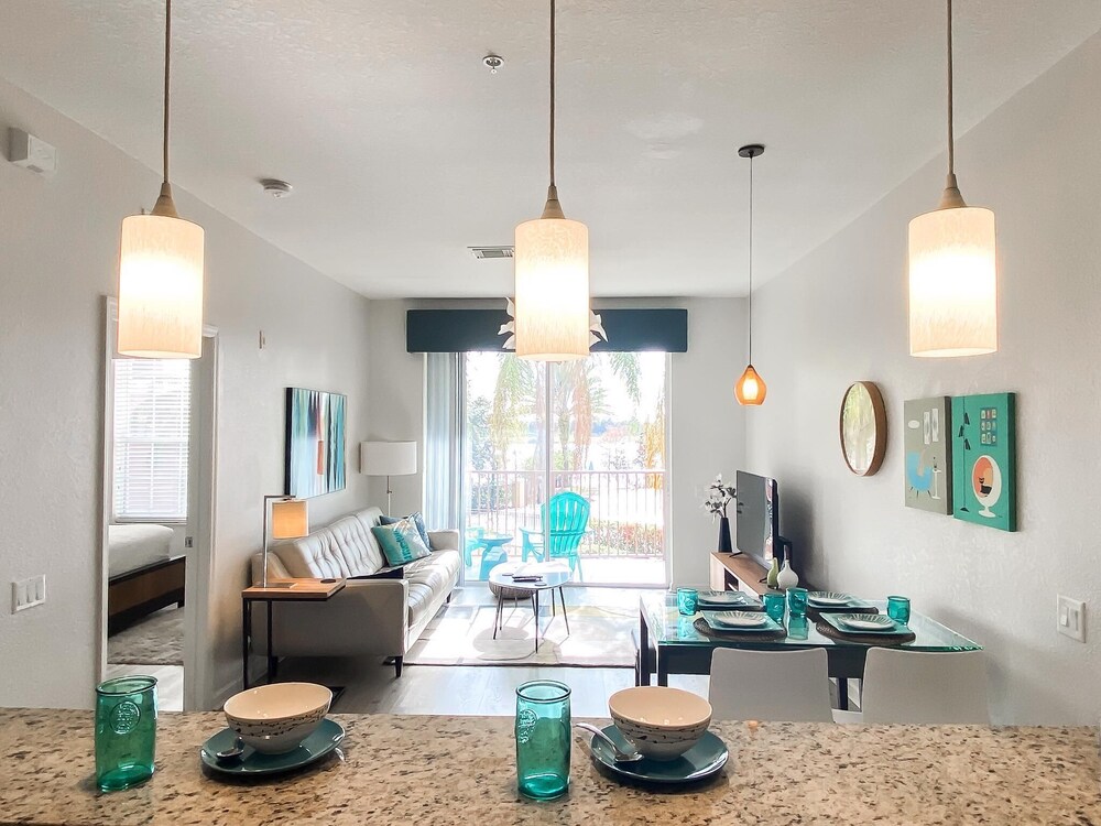 A real gem! Renovated Lake View Treasure by Pool. Near parks and conferences