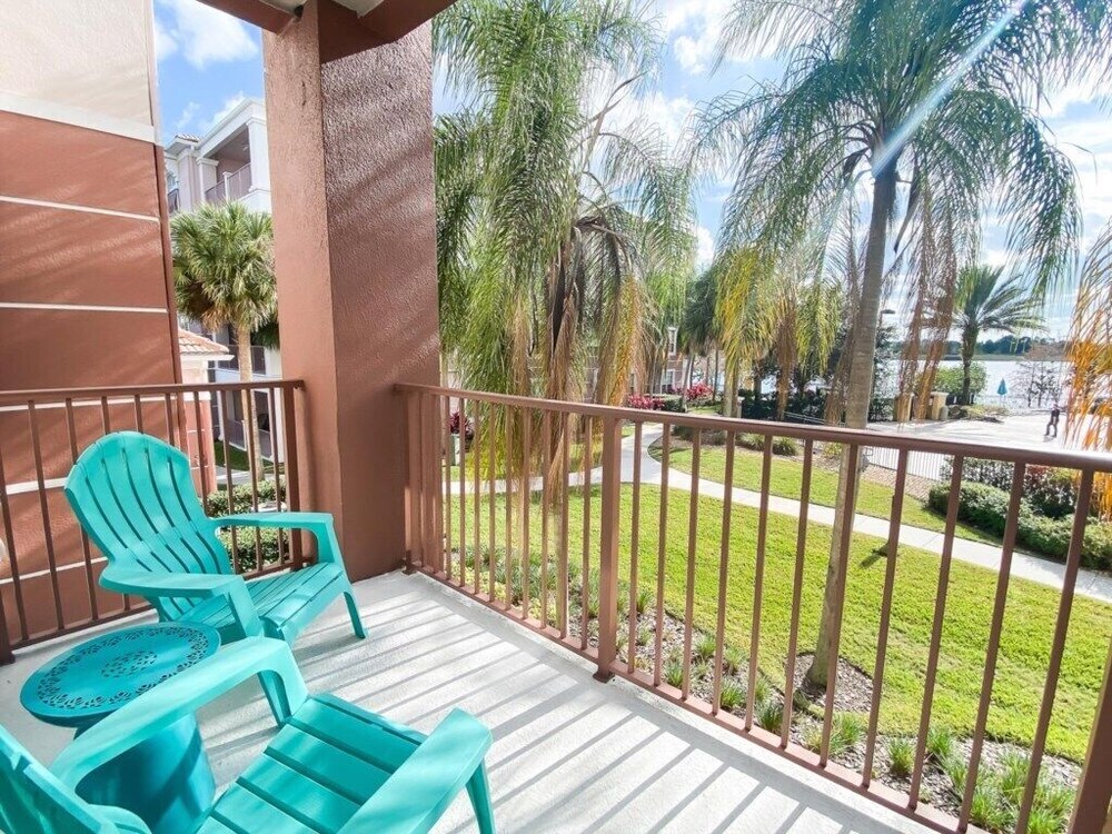 A real gem! Renovated Lake View Treasure by Pool. Near parks and conferences