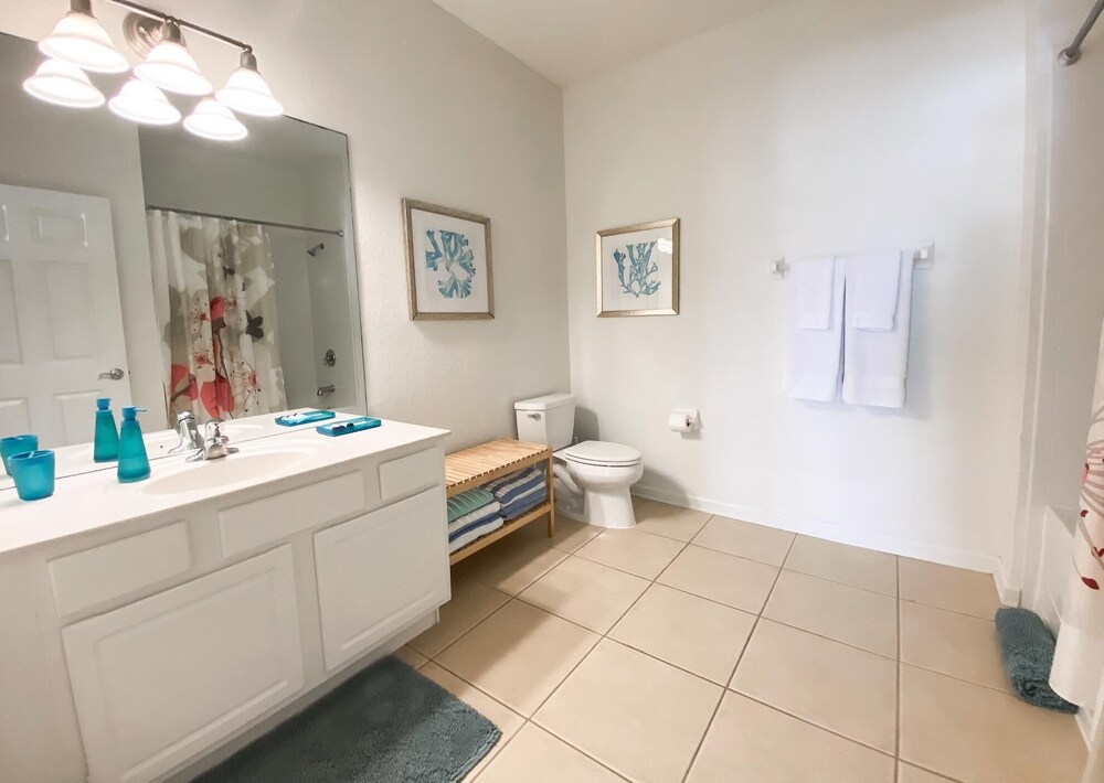 A real gem! Renovated Lake View Treasure by Pool. Near parks and conferences