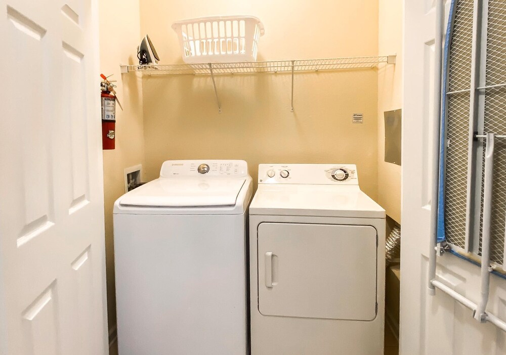 A real gem! Renovated Lake View Treasure by Pool. Near parks and conferences