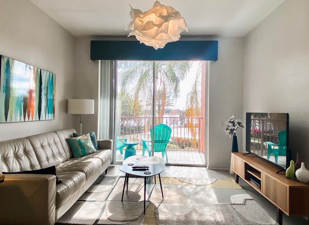 A real gem! Renovated Lake View Treasure by Pool. Near parks and conferences