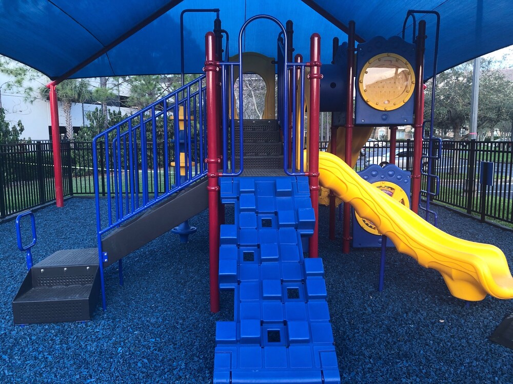 A real gem! Renovated Lake View Treasure by Pool. Near parks and conferences