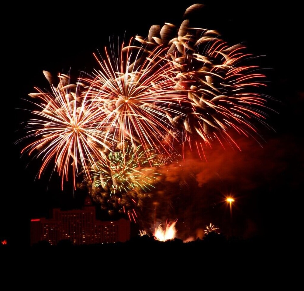 A real gem! Renovated Lake View Treasure by Pool. Near parks and conferences