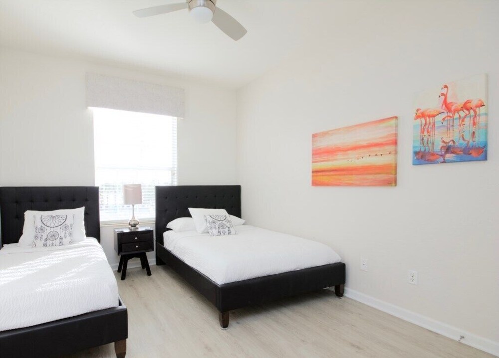 A real gem! Renovated Lake View Treasure by Pool. Near parks and conferences