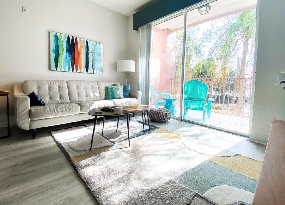 A real gem! Renovated Lake View Treasure by Pool. Near parks and conferences