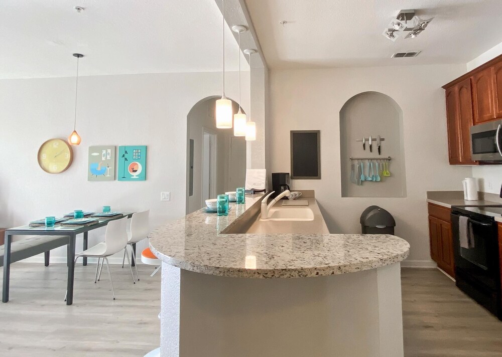 A real gem! Renovated Lake View Treasure by Pool. Near parks and conferences