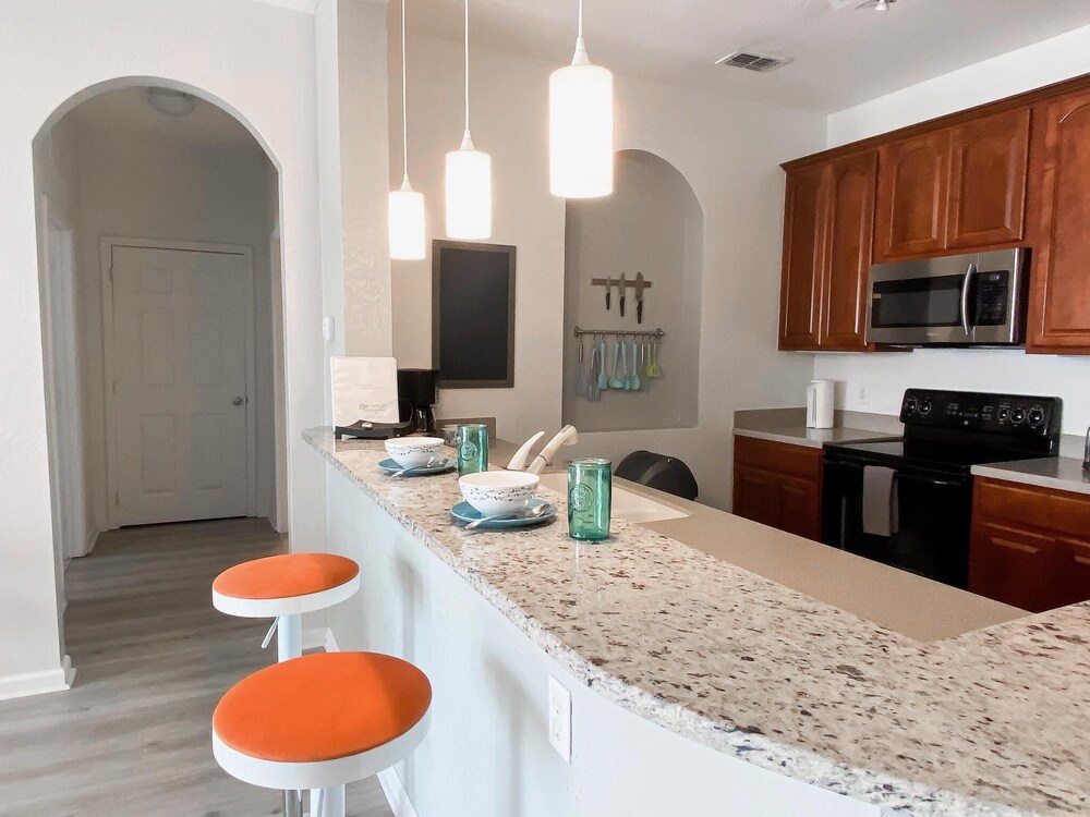 A real gem! Renovated Lake View Treasure by Pool. Near parks and conferences