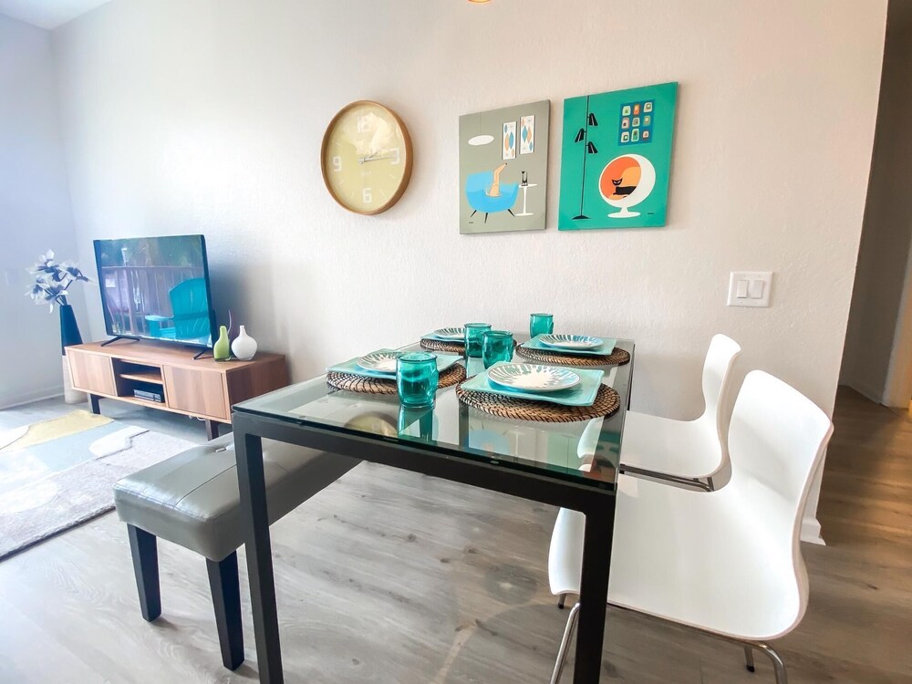 A real gem! Renovated Lake View Treasure by Pool. Near parks and conferences