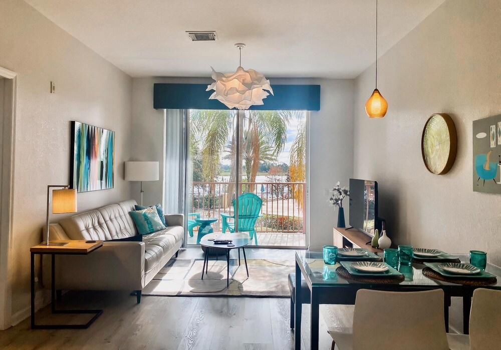 A real gem! Renovated Lake View Treasure by Pool. Near parks and conferences