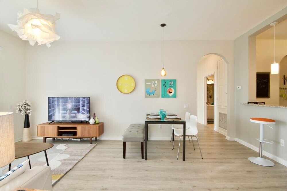 A real gem! Renovated Lake View Treasure by Pool. Near parks and conferences