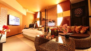 In-room safe, free WiFi, linens