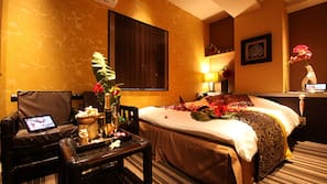In-room safe, free WiFi, linens