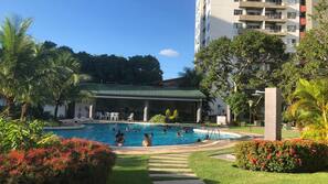 Una piscina al aire libre