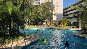 Una piscina al aire libre