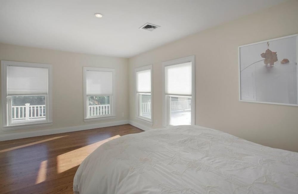 Southampton Estate, Newly Renovated , Excellent For Families! Sleeps 12