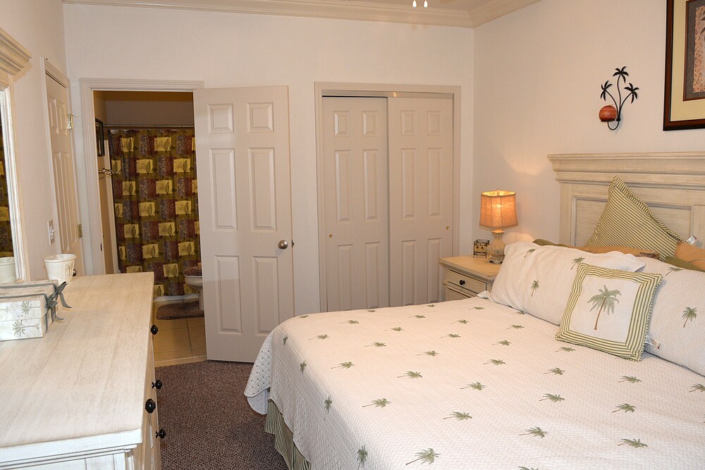 Check Our Reviews! Luxurious Waterfront Penthouse, 11mm views, Pool