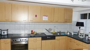 Großer Kühlschrank, Mikrowelle, Ofen, Herd