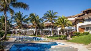 Una piscina al aire libre, tumbonas