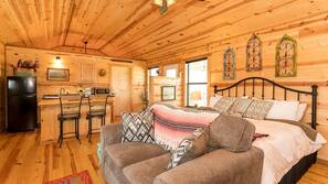 1 bedroom, in-room safe, linens