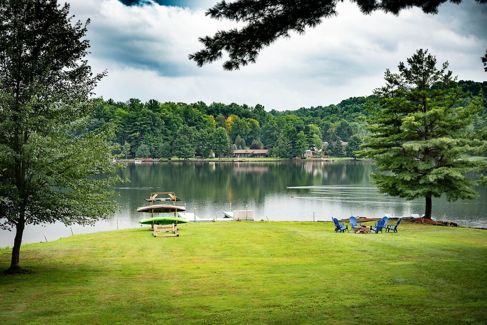 Large, flat, private waterfront yard on Treasure Lake! Beauty year