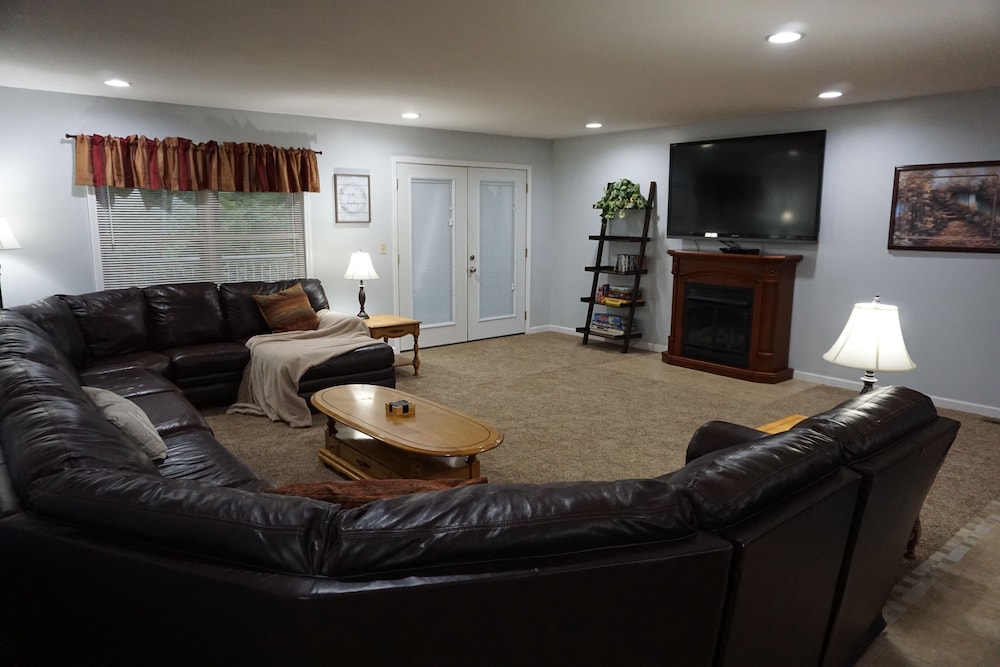 Spacious Upstairs 4 Bedroom, 1 Bath, With Full Kitchen Cabin in Paducah, United States