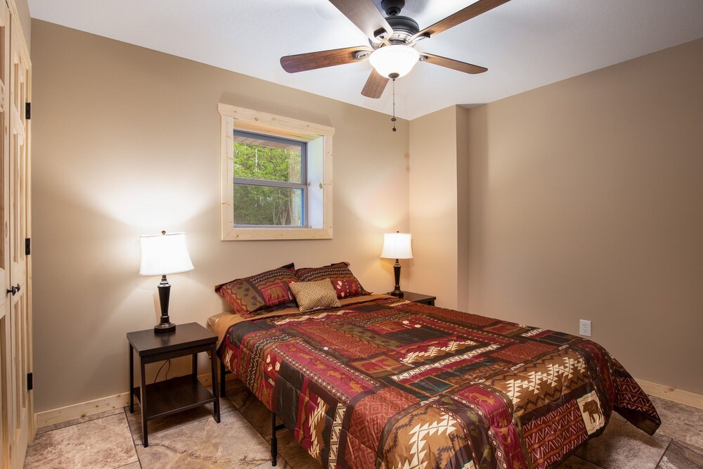 Current River Luxury Cabins Condo 1, Van Buren, MO Vacation Rental