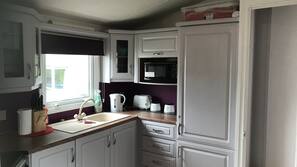 Full-sized fridge, microwave, oven, hob