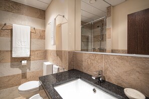 Standard Double Room, 1 Queen Bed | Bathroom | Shower, free toiletries, hair dryer, bidet