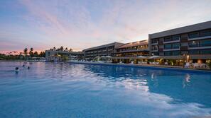 Piscina externa, guarda-sóis, espreguiçadeiras