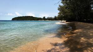 Plage privée, chaises longues, parasols, serviettes de plage
