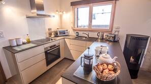 Full-size fridge, oven, stovetop, dishwasher