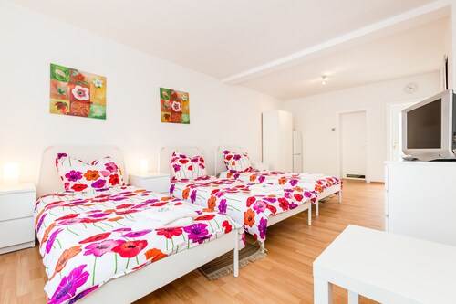 Hotels Near Terrassen Freibad In Cologne From 84 Ebookers Com