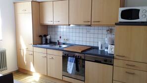 Kühlschrank, Ofen, Herd, Wasserkocher mit Kaffee-/Teezubehör